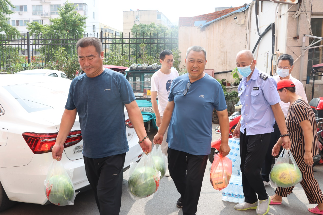 南阳市国益资产管理有限公司 开展高温天气送清凉慰问活动